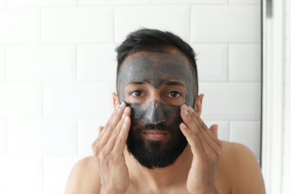 Quels sont les avantages du masque au charbon actif pour les peaux grasses?