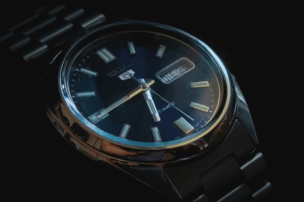 Comment assortir des montres en acier avec des tenues de bureau?