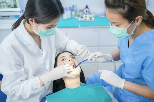 Comment choisir des vêtements en dentelle pour un look romantique mais professionnel?